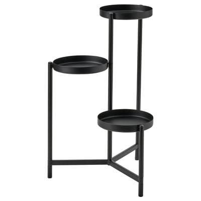 Černý kovový 3patrový stojan na rostliny OLIVBLAD, moderní minimalistický design, zobrazuje rostliny v různých výškách.