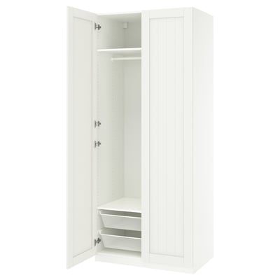 Otevřená bílá šatní skříň ikea PAX s policemi a síťovanými koši.