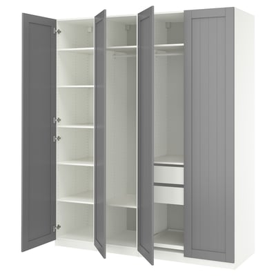 Otevřená šedá šatní skříň ikea PAX s několika policemi a přihrádkami. Má elegantní, obdélníkový design a moderní, minimalistickou estetiku.