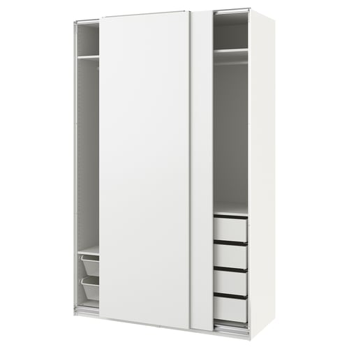 Bílá šatní skříň PAX se skleněnými dveřmi, posuvnými dveřmi a výsuvnými policemi.