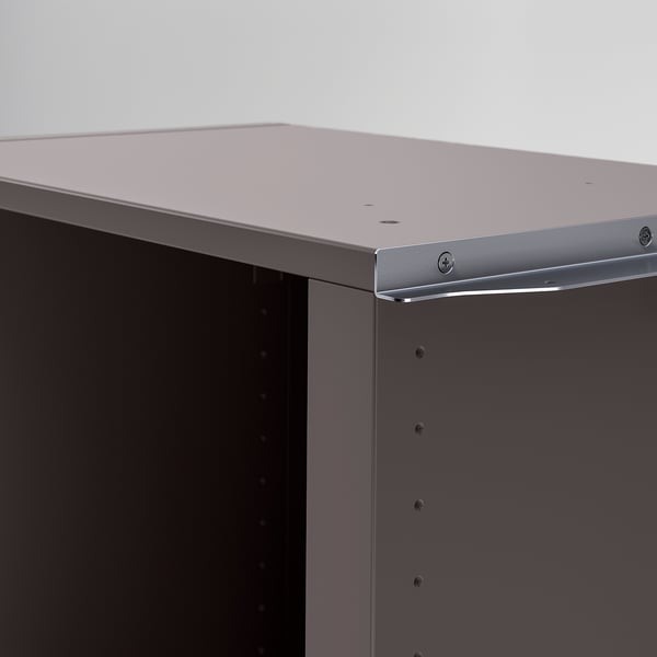 Moderní detail rohové skříně: elegantní kovová povrchová úprava, přesné šrouby, kvalitní zpracování.