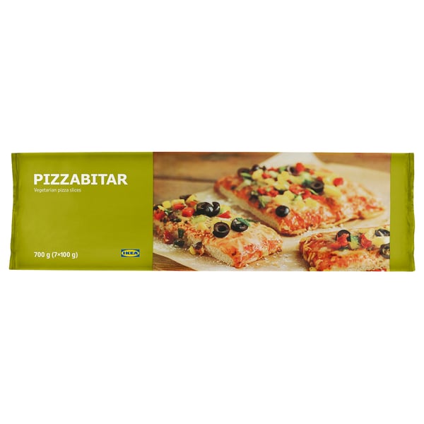 Na obrázku je krabice ikeas PIZZABITAR s vegetariánskými plátky pizzy. Na obalu jsou zobrazeny fotografie plátků pizzy s různými polevami.
