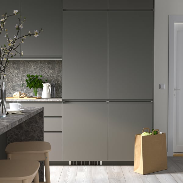 Moderní kuchyňská linka s elegantní, vysokou šedou lednicí s mrazničkou RÅKALL. Minimalistický design, čistá estetika.