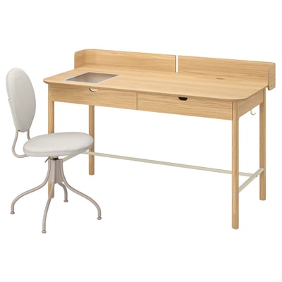 Minimalistický dubový psací stůl, světle šedá židle, čisté linie, funkční design, nastavitelné nožičky, skleněná horní část zásuvky.