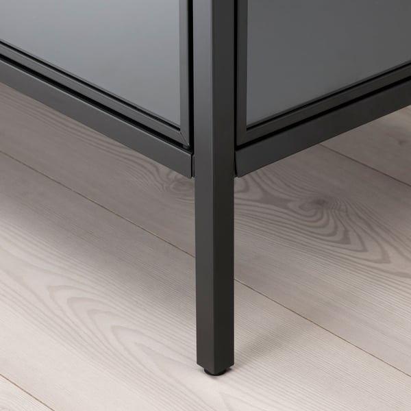 Moderní skříňka s nohami z tmavého kovu, která se vyznačuje elegantním designem a robustním řemeslným zpracováním.