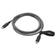 Černo-šedý nabíjecí kabel USB-C s názvem RUNDHULT, 1. 5 metrů dlouhá, s pružným gumovým konektorem a elastickým páskem pro skladování.