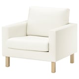 Bílé křeslo SALTSJÖBADEN s lehkými dřevěnými nohami, elegantním designem a polstrovaným sedadlem.