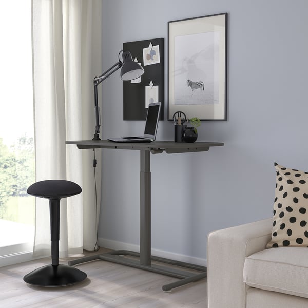 SEGRARE černý sedací/stojící stůl u okna se stoličkou, židlí a notebookem
