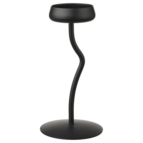 Černý moderní svícen, inspirovaný stonky květin, s elegantním zakřiveným designem a pevnou základnou. Součást série SILVERPÄRON.