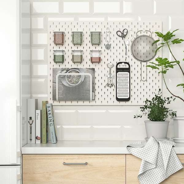 Kuchyňský organizér s kořením, nástroji a rostlinami. Efektivní a přehledné řešení skladování.