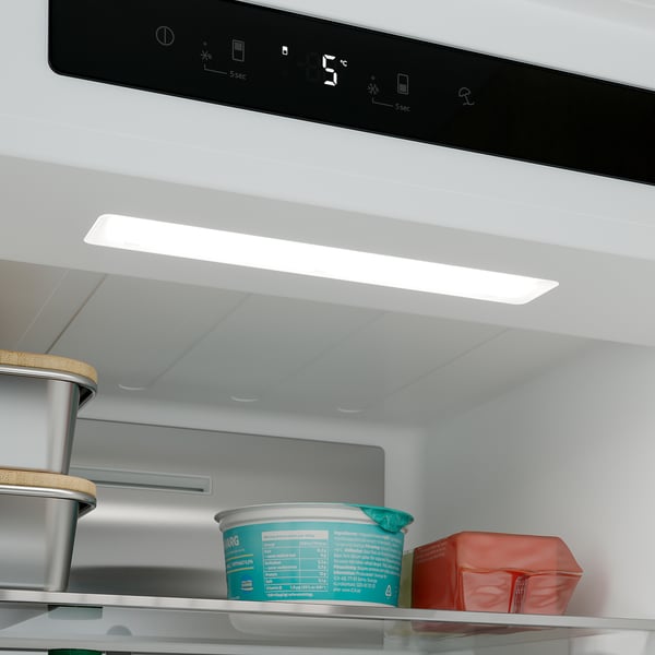 Interiér lednice se zapnutým LED světlem. Police pojmou kontejnery, které ukazují technologii bez mrazu.
