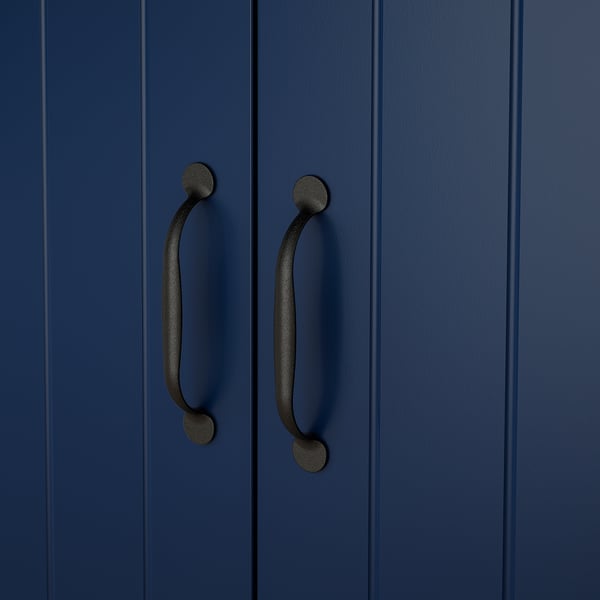 Tmavě modrá skříňka se dvěma zakřivenými černými úchyty, hladký povrch, dobře sestavená.