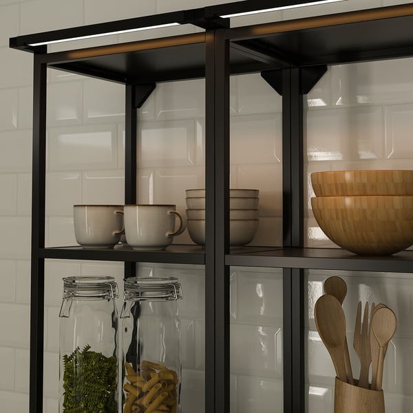 Kuchyňské police s led světly, misky, hrnky, nádobí, dózy.
