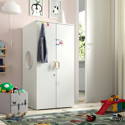 Dětský pokoj s bílou šatní skříní IKEA SMÅSTAD s barevnými dekoracemi a hračkami.
