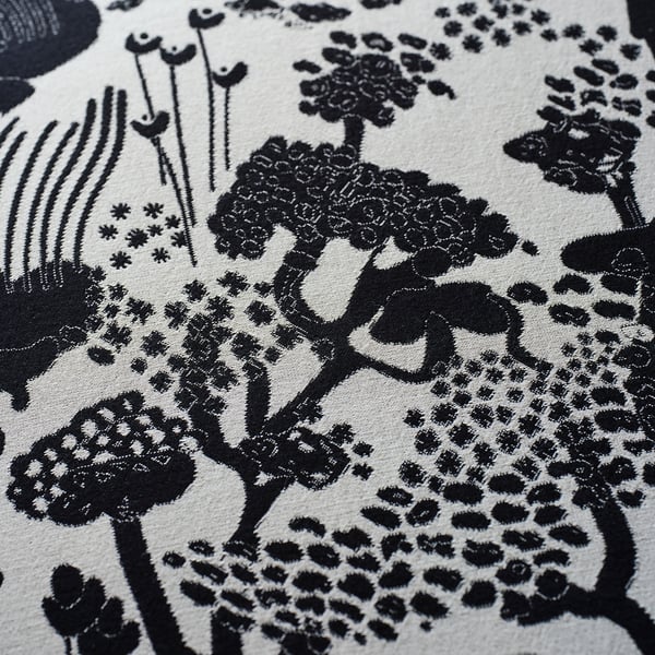 Monochromatický květinový detail látky; Složitý, vysoce kvalitní vzor.