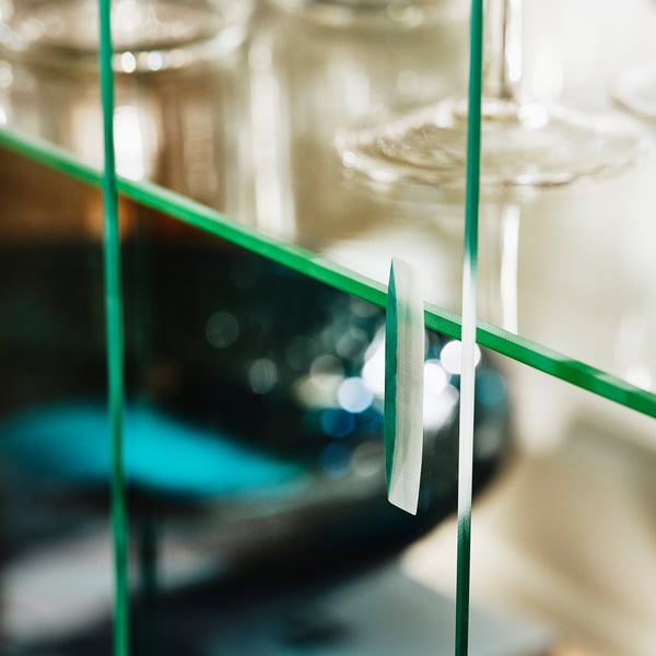Moderní vitrína se zeleným rámem, elegantní design