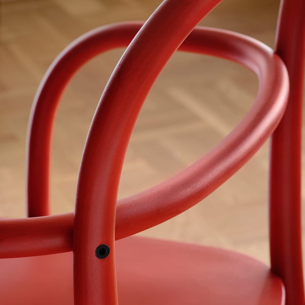 Moderní červená jídelní židle s hladkým, zakřiveným opěradlem vyrobeným z ohýbaného bukového dřeva, která se vyznačuje vysoce kvalitním zpracováním a řemeslným zpracováním.
