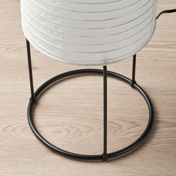 Moderní stojací lampa v minimalistickém stylu. Kulatá kovová základna podporuje měkký zářící odstín rýžového papíru.