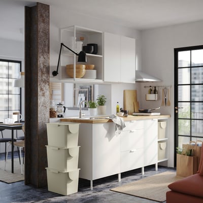 Moderní bílá kuchyně s koši TRÖSKNING, elegantní design, tři vrstvy, integrující třídění odpadu, úhledně zapadající pod skříňky.