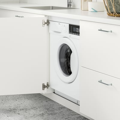 Vestavěná pračka/sušička s funkcí páry viditelná v elegantní, moderní kuchyňské skříňce.