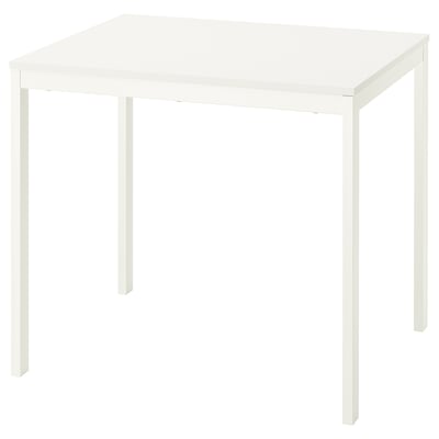 Bílý rozkládací jídelní stůl IKEA VIHALS s kovovými nohami.