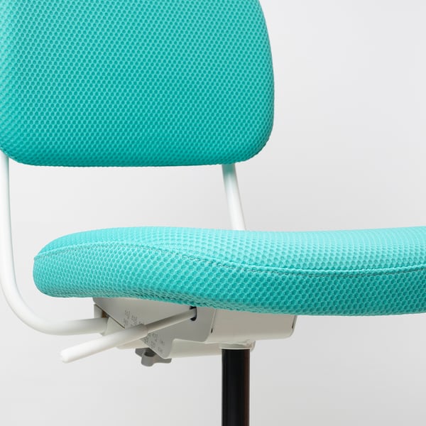Světlá tyrkysová kancelářská židle zblízka, představující nastavitelné sedadlo a robustní design.