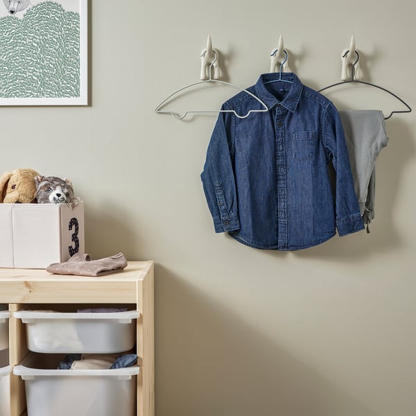 Kids clothes hangers: durable steel, anti-slip surface for secure hanging, round edges for safety.