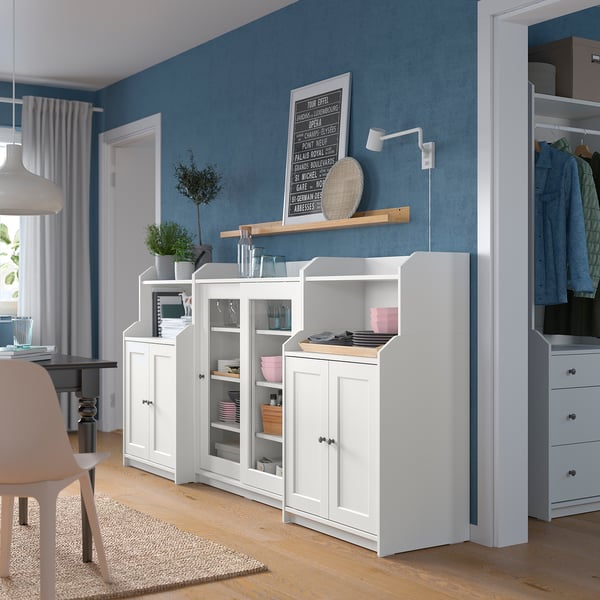 Bright, modern kitchen with blue walls, white HAUGA cabinets, and glass doors. Open and closed storage, keeping items organised and displayed.