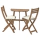 Ein ASKHOLMEN Outdoor-Möbelset bestehend aus einem quadratischen Tisch und zwei Klappstühlen mit beigen Kissen, alle aus Akazienholz.