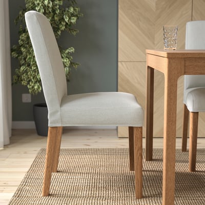 Moderner Esszimmerstuhl mit grauem Stoff, Holzbeinen, abnehmbarem Bezug für einfaches Waschen und ergonomischem Design.