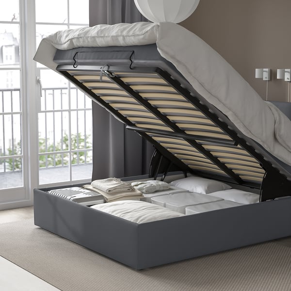 Modernes Bett mit hochklappbarem Untergestell mit freiem Stauraum; Gepolstertes Kopfteil für mehr Komfort.