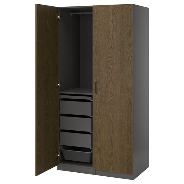 Ein offener PAX-Kleiderschrank in dunklem Holzton mit Schubladen und einer Kleiderstange.