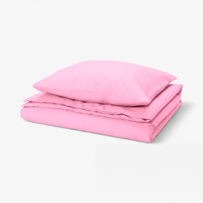 Rosa Bettwäscheset – Bettdecke und Kissenbezüge, recyceltes Polyester und Viskose. Ordentlich gefaltet mit Knopfschloss.