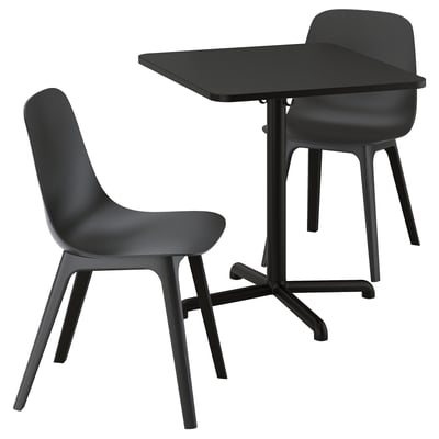 Schwarzes modernes Möbelset mit quadratischem Tisch und geschwungenen Sitzstühlen.