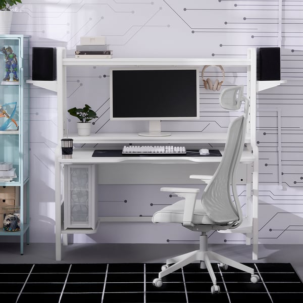 Modern white workspace with FREDDE desk & chair. Mesh backrest and casters. Built-in shelves. Black & white decor.