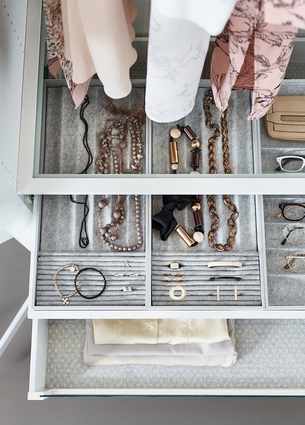 KOMPLEMENT white jewellery organiser. Felt-lined tray holds necklaces, rings, earrings. Soft-close drawer, protective felt.