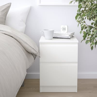 KULLEN bedside table, white with mug, books, clock, green plant.