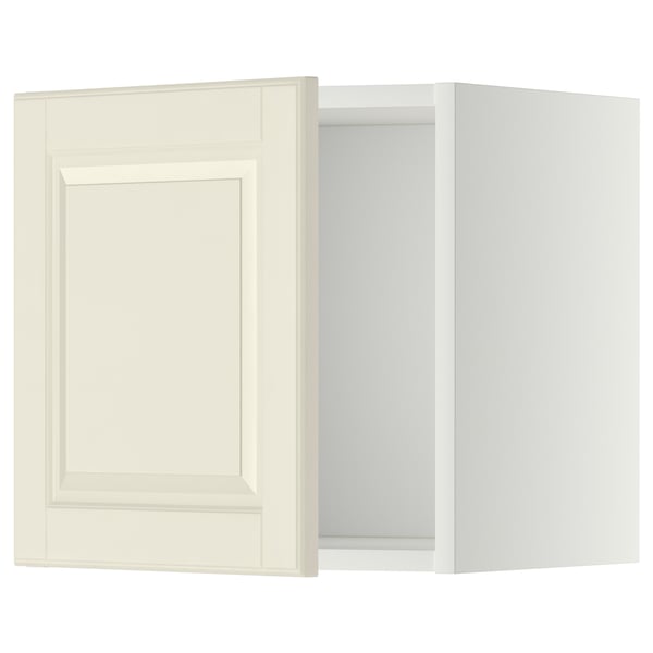 An off-white METOD kitchen wall cabinet with a traditional design and bevelled edges.