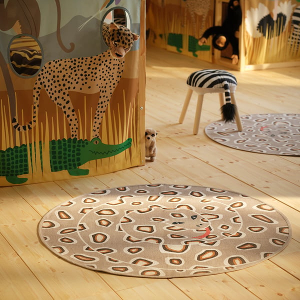Large SANDLÖPARE rug with snake skin pattern, red snake centre, kids toys, and play tent.