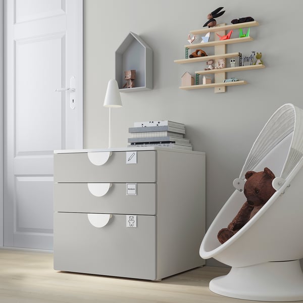 Childrens room with white SMÅSTAD chest, lamp, and toys.