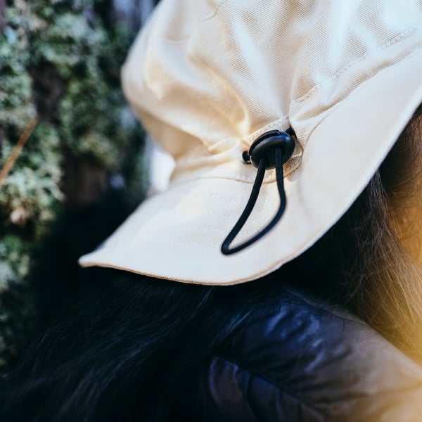 SOLUPPGÅNG Hat, off-white