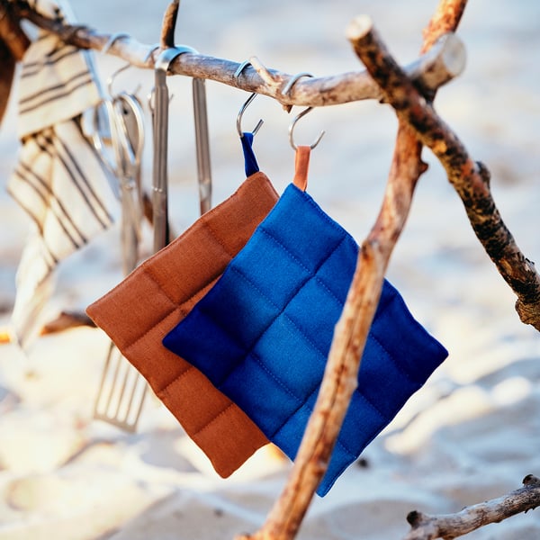 SOLUPPGÅNG Pot holder, blue/brown, 21x21 cm