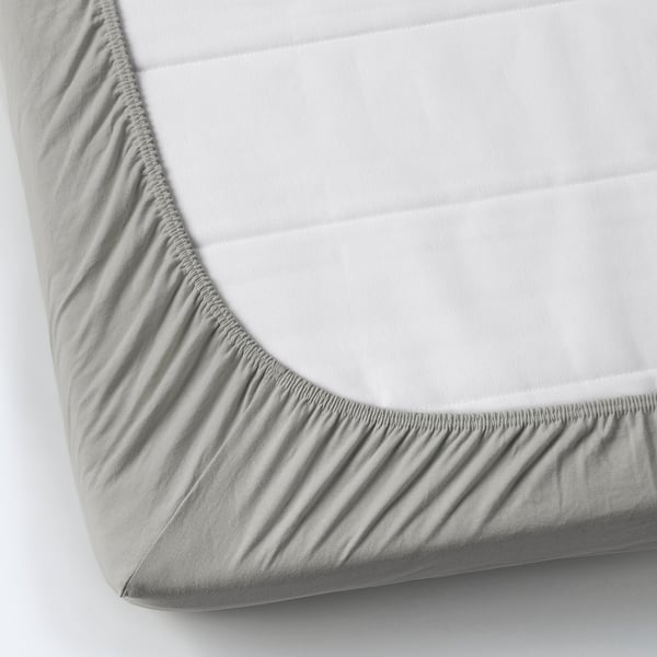 Fitted sheet with elastic edge, designed for mattresses up to 16 cm thick. Made from soft, stretchy cotton jersey.