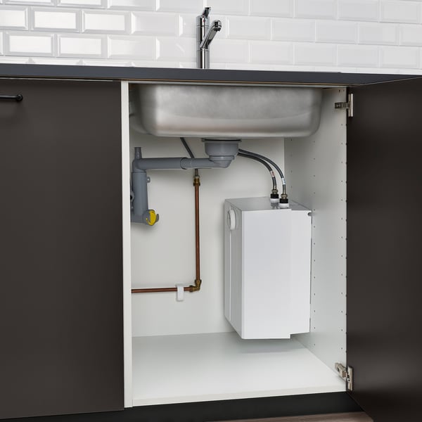 Under-sink view showing a non-pressurized water heater, connected via copper pipes to a chrome-plated VENSJÖN mixer tap, ensuring smooth water flow.