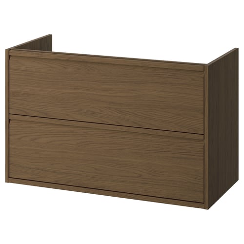 Viser et ÄNGSJÖN badeværelsesskab i brunt egetræ med integrerede greb, minimalistisk design og skuffeopbevaring.