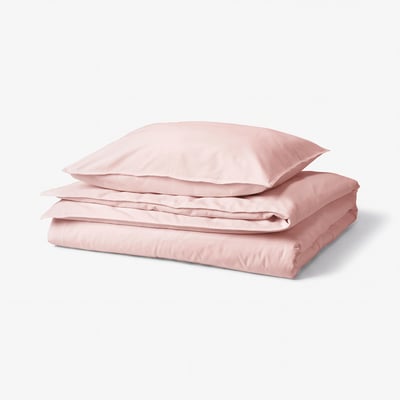 Pink dyne- og pudesæt, foldet, genbrugt bomuld, ensfarvet, hyggeligt soveværelse.