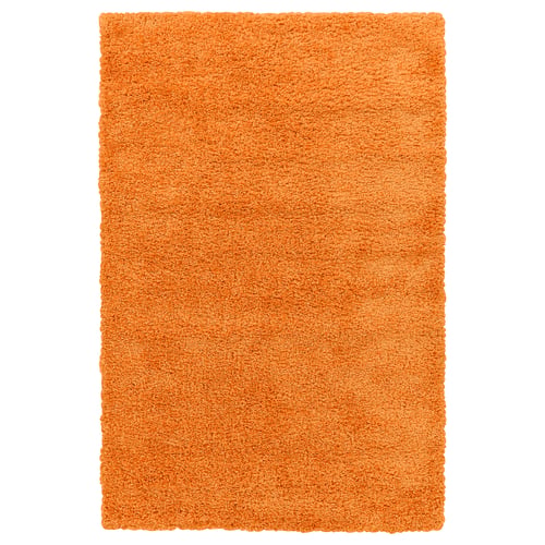 Et orange, rektangulært tæppe ved navn ÄRENDE med en blød, pjusket overflade lavet af polypropylen.