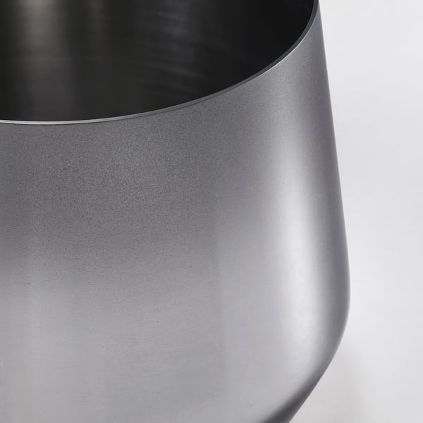 Nærbillede af en slank beholder i rustfrit stål med en glat, skinnende finish, der fremhæver dens moderne og holdbare design.