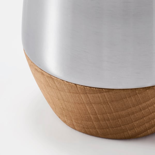 Nærbillede af en krydderikværn af metallisk og træ, der fremviser elegant design og håndværk.
