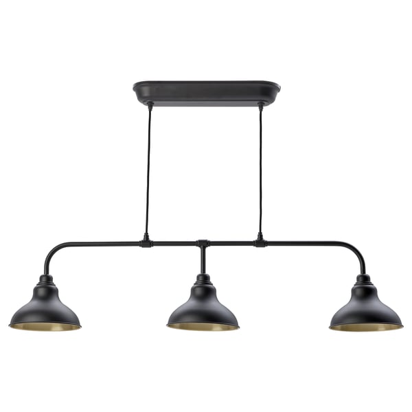 AGUNNARYD sort loftslampe, 3 lyse skærme med messing indvendige sider, hænger over bordet, moderne design.